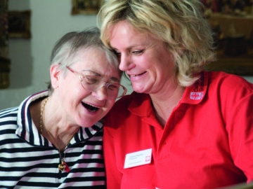 Caritas-Pflegerin mit Seniorin